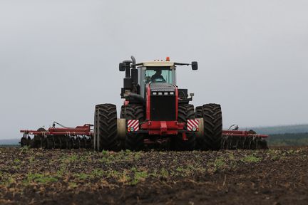 Аграрии десяти районов Красноярского края вышли в поля